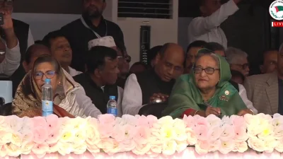 জনসভা মঞ্চে প্রধানমন্ত্রী ও আওয়ামী লীগ সভাপতি শেখ হাসিনা এবং বঙ্গবন্ধুর কনিষ্ঠ কন্যা শেখ রেহানা। ছবি: ভিডিও থেকে নেওয়া