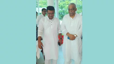 স্বরাষ্ট্রমন্ত্রী আসাদুজ্জামান খান কামালের সঙ্গে মহিউদ্দীন মহারাজ