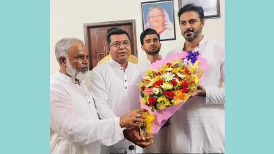 সংসদ সদস্য শেখ সারহান নাসের তন্ময়কে ফুল দিয়ে শুভেচ্ছা জানাচ্ছেন মহিউদ্দিন মহারাজ