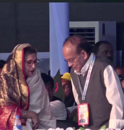 জাতীয় পার্টি-জেপি চেয়ারম্যান আনোয়ার হোসেন মঞ্জুর সঙ্গে কুশল বিনিময় করছেন শেখ রেহেনা। ছবি: সংগৃহীত