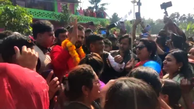 নড়াইলবাসীর ভালোবাসায় সিক্ত হন মাশরাফি। ছবি: ইত্তেফাক