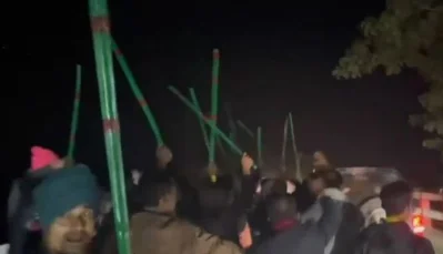 বৈঠা নিয়ে মিছিল করার ভিডিও ছড়িয়ে পড়েছে সোশ্যাল মিডিয়ায়। ছবি: ভিডিও থেকে