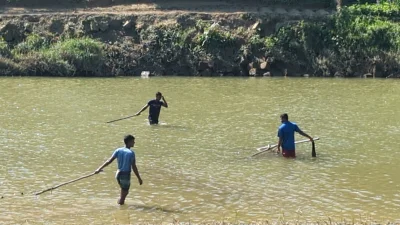 অসাধু উপায়ে অনেকে মেল ও বিষাক্ত কীটনাশক প্রয়োগ করে মাছ ধরেন বাঁকখালী নদীতে। ছবি: ইত্তেফাক