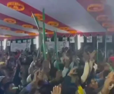 বৈঠা নিয়ে মিছিল করার ভিডিও ছড়িয়ে পড়েছে সোশ্যাল মিডিয়ায়। ছবি: ভিডিও থেকে