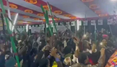 বৈঠা নিয়ে মিছিল করার ভিডিও ছড়িয়ে পড়েছে সোশ্যাল মিডিয়ায়। ছবি: ভিডিও থেকে