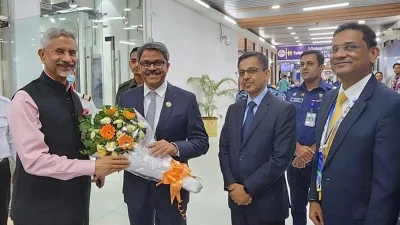 ভারতের পররাষ্ট্রমন্ত্রী এস জয়শঙ্করকে অভ্যর্থনা জানান পররাষ্ট্র প্রতিমন্ত্রী শাহরিয়ার আলম। ছবি: সংগৃহীত