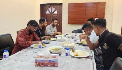 ডিবি কার্যালয়ে খাবার নিয়ে অভিযোগ করেন হিরো আলম। ছবি: ইত্তেফাক