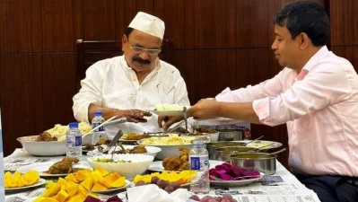 অবরোধ চলাকালে গয়েশ্বরকে রাজপথে পেটানোর পর ডিবি কার্যালয়ে নিয়ে ভাত খাওয়ান হারুন। ছবি: সংগৃহীত