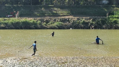 মাছ শিকারে স্থানীয়রা। ছবি: ইত্তেফাক