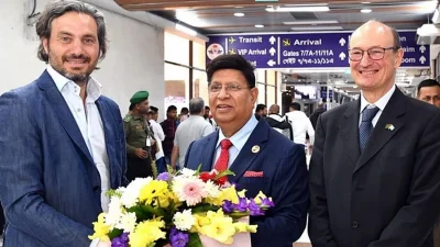 আর্জেন্টিনার পররাষ্ট্রমন্ত্রী সান্তিয়াগো ক্যাফিয়েরোকে অভ্যর্থনা জানান পররাষ্ট্রমন্ত্রী এ কে আব্দুল মোমেন। ছবি: সংগৃহীত
