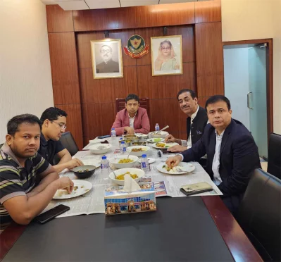 ডিবি কার্যালয়ে ভাত খেতে দেখা গেছে শামীম ওসমানকেও। ছবি: ইত্তেফাক