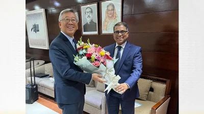 মার্কিন কূটনীতিক ডোনাল্ড লু&rsquo;কে স্বাগত জানান পররাষ্ট্র মন্ত্রণালয়ের যুক্তরাষ্ট্র অনুবিভাগের মহাপরিচালক নাইম উদ্দিন আহমদ। ছবি: সংগৃহীত
