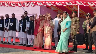 দুপুরে কোটালীপাড়ায় জনসভাস্থলে এসে পৌঁছান শেখ হাসিনা। এ সময় তার সঙ্গে ছিলেন ছোট বোন শেখ রেহানা। ছবি: ইত্তেফাক