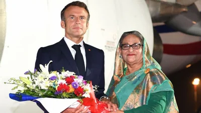 ফ্রান্সের প্রেসিডেন্ট ইম্যানুয়েল ম্যাক্রোঁকে ফুল দিয়ে স্বাগত জানান প্রধানমন্ত্রী শেখ হাসিনা। ছবি: সংগৃহীত