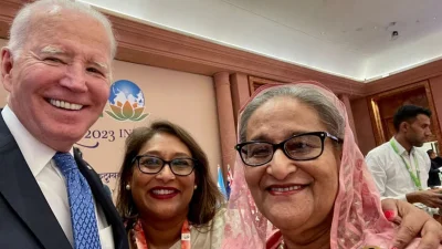 শেখ হাসিনা ও সায়মা ওয়াজেদের সঙ্গে সেলফি তুলছেন জো বাইডেন।