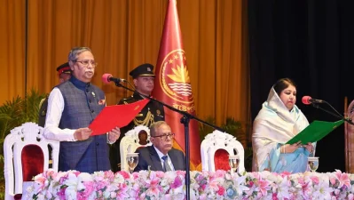 রাষ্ট্রপতি মো. সাহাবুদ্দিনকে শপথ পড়া্চ্ছেন স্পিকার ড. শিরীন শারমিন চৌধুরী। মাঝে সাবেক রাষ্ট্রপতি মো. আবদুল হামিদ। ফাইল ছবি