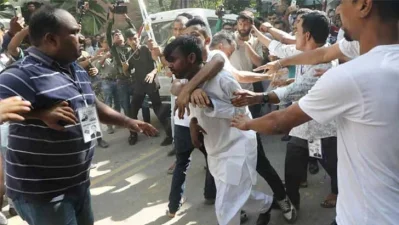 রাজধানীর বনানী এলাকায় ঢাকা-১৭ আসনের উপনির্বাচনের স্বতন্ত্র প্রার্থী আশরাফুল হোসেন আলম ওরফে হিরো আলমকে মারধর করেছে দুর্বৃত্তরা। ছবি: সংগৃহীত