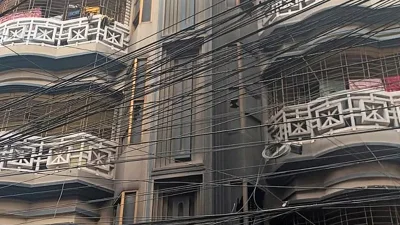 রামপুরা-বনশ্রী এলাকায় গৃহকর্মীকে হত্যার অভিযোগে একটি ভবনে ভাঙচুর চালায়। ছবি: ফোকাস বাংলা