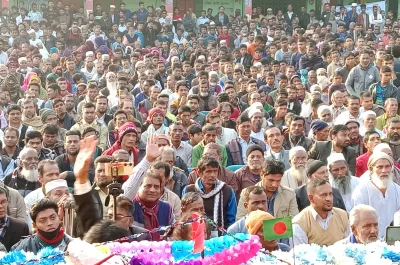 পিরোজপুরের নেছারাবাদ (স্বরূপকাঠি) উপজেলার সুটিয়াকাঠি ইউনিয়ন মাধ্যমিক বিদ্যালয় প্রাঙ্গনে নির্বাচনী সভায় নেতা-কর্মী ও সমর্থকদের একাংশ। ছবি: ইত্তেফাক 