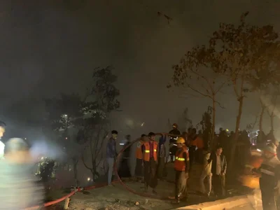 আগুনে উপদ্রুত রোহিঙ্গা ক্যাম্পে মধ্যরাতেই উদ্ধার তৎপরতা শুরু করে ফায়ার সার্ভিস। ছবি: ইত্তেফাক