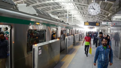 মেট্রোরেলের যাত্রীরা। ছবি: ফোকাস বাংলা