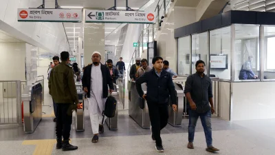 প্ল্যাটফর্মে আনন্দমুখর যাত্রীরা। ছবি: ফোকাস বাংলা
