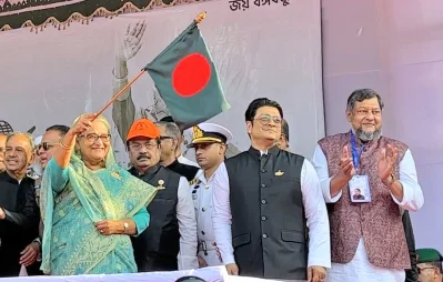মঞ্চে আওয়ামী লীগ সভাপতি শেখ হাসিনা। ছবি: ফোকাস বাংলা