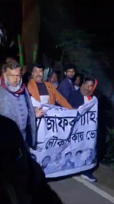 গাড়ি অবরুদ্ধ করে রাখে কাজী জাফরের কর্মীরা। ছবি: ইত্তেফাক