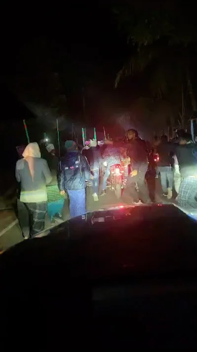 গাড়ি অবরুদ্ধ করে রাখে কাজী জাফরের কর্মীরা। ছবি: ইত্তেফাক
