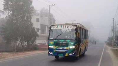 দিনাজপুরের ফুলবাড়ীতে দিনের বেলায় হেডলাইট জ্বালিয়ে গাড়ি চলছে। ছবি: ইত্তেফাক
