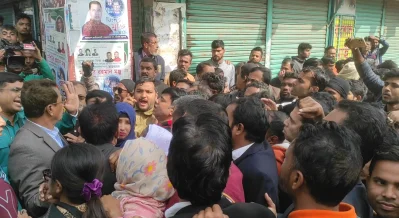 মিছিলে পুলিশ বাধা দিতে এলে বিএনপি নেতাকর্মীদের সঙ্গে কথা কাটাকাটি হয়। ছবি: ইত্তেফাক