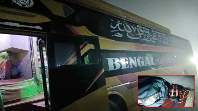 বেঙ্গল পরিবহন নামে যাত্রীবাহী বাসে টাইম বোমা পাওয়া গেছে। ইনসেটে টাইম বোমা। ছবি: ফোকাস বাংলা