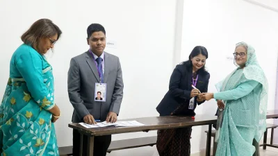 ভোট কেন্দ্রে প্রধানমন্ত্রী শেখ হাসিনা। ছবি: ফোকাস বাংলা