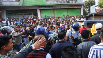 জেপি চেয়ারম্যান আনোয়ার হোসেন মঞ্জুর গাড়ি আটকে রাখার চেষ্টা। ছবি: আব্দুল গনি