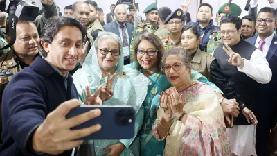 ভোটকেন্দ্রে সেলফি তেলেন শেখ হাসিনা। সেলফিতে নেতৃত্ব দেন রাদওয়ান মুজিব সিদ্দিক ববি, শেখ হাসিনা, সায়মা ওয়াজেদ ও শেখ রেহানা। ছবি: ফোকাস বাংলা