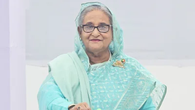 প্রথম ভোটার হিসেবে ভোট দেন প্রধানমন্ত্রী শেখ হাসিনা। ছবি: ফোকাস বাংলা