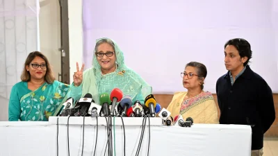 মতবিনিময়কালে বিজয়সূচক চিহ্ন দেখান আওয়ামী লীগ সভাপতি শেখ হাসিনা। এ সময় উপস্থিত ছিলেন হাসিনা-কন্যা সায়মা ওয়াজেদ, ভগিনি শেখ রেহানা ও রেহানা-পুত্র রাদওয়ান মুজিব সিদ্দিক ববি। ছবি: প্রধানমন্ত্রীর প্রেস উইং