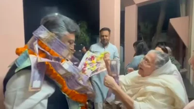 ভোটে জয় পেয়ে ফুল ও টাকার মালা পরলেন জাতীয় সংসদের চিফ হুইপ নূর-ই-আলম চৌধুরী। ছবি: ইত্তেফাক