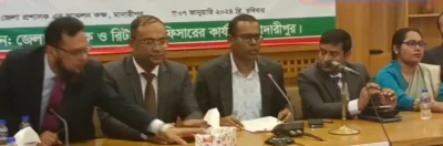 ফল ঘোষণা করেন জেলা রির্টানিং কর্মকর্তা ও জেলা প্রশাসক মোহাম্মদ মারুফুর রশিদ খান। ছবি: ইত্তেফাক