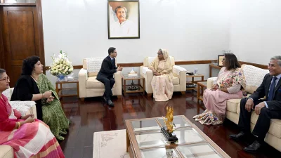 প্রধানমন্ত্রীকে ফুলের শুভেচ্ছা ও অভিনন্দন জানান ভারতের হাইকমিশনার। ছবি: পিএমও