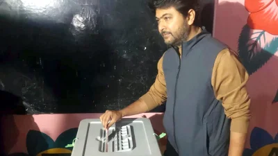 ভোট দিচ্ছেন নিক্সন চৌধুরী। ছবি: ইত্তেফাক