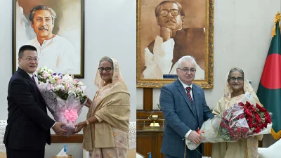 শেখ হাসিনাকে অভিনন্দন জানিয়েছেন চীনের রাষ্ট্রদূত ইয়াও ওয়েন ও রাশিয়ার রাষ্ট্রদূত আলেক্সান্ডার মেন্টিস্কি। ছবি: পিএমও