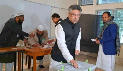 ৭ জানুয়ারি ভোটাধিকার প্রয়োগ করেন জাতীয় সংসদের চিফ হুইপ নূর-ই-আলম চৌধুরী। ছবি: ইত্তেফাক