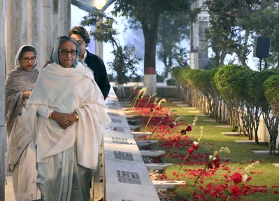 স্বজন ও পরিবারের সদস্যদের কবর জিয়ারত করেন শেখ হাসিনা। ছবি: প্রধানমন্ত্রীর প্রেস উইং