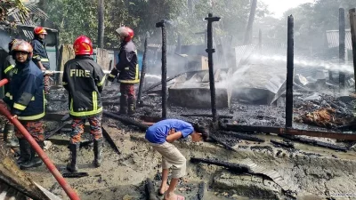 মিরসরাইয়ে ৫ বসতঘরে লাগা আগুন নিয়ন্ত্রণে আনে ফায়ার সার্ভিস। ছবি: ফোকাস বাংলা