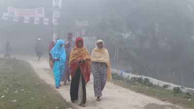 দিনাজপুরের ফুলবাড়ীতে তীব্র শীতেও কর্মস্থলে যান নারী কর্মজীবীরা। ছবি: ইত্তেফাক