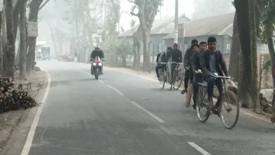 তীব্র শীত উপেক্ষা করেই কর্মক্ষেত্রে যান কর্মজীবী ও নিম্ন-আয়ের লোকজন। ছবি: ইত্তেফাক