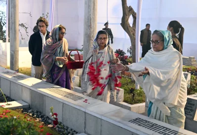 বনানী কবরস্থানে ফুলের পাপড়ি ছিটান শেখ হাসিনা। সঙ্গে ছিলেন ছোট বোন শেখ রেহানা, ছোট মেয়ে সায়মা ওয়াজেদ ও ভাগ্নে মুজিব সিদ্দিক ববি। ছবি: প্রধানমন্ত্রীর প্রেস উইং