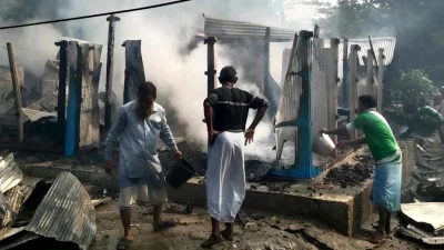 মিরসরাইয়ে ৫ বসতঘরে লাগা আগুন নিয়ন্ত্রণে। ছবি: ফোকাস বাংলা