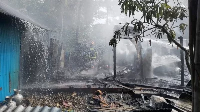 মঙ্গলবার সকালে মিরসরাইয়ে ৫ বসতঘরে আগুন নিয়ন্ত্রণে আনে ফায়ার সার্ভিস। ছবি: ফোকাস বাংলা